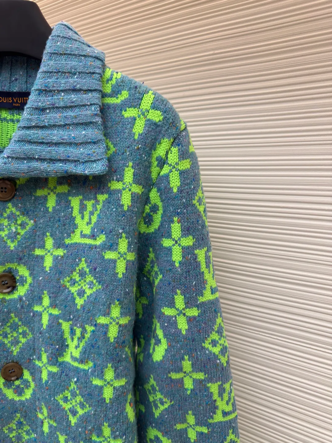 LOUIS VUITTON green yarn woolen jacket ●Authentic product: Purchased and developed for 12900 ●Item number: 1680367-C65 ●Fabric: wool fabric ●Technology: woolen making ●Version: loose fit ●Weight: about 850 grams ●Size: XS-S-M-L ●Description: This colored yarn is not in stock in the market. In order to restore the 1:1 effect of the original version, we use 100% wool to make a 1:1 color customization based on the original version. Customize the count of the original version + customize the color points on the original color yarn + customize the color of the original color yarn. The customization and coloring of the yarn alone takes 3 months. The dyeing cycle of the color yarn is long and time-consuming. The coloring and color testing is repeated more than 5 times before the final effect is determined; the loom adopts the latest 2022C The ixing 5-needle ultra-fine machine uses a 1:1 parallel knitting method based on the original version. Each piece takes 210 minutes. It is not like those ordinary computerized flat knitting machines. In order to rush the goods, the speed is turned to the limit. The stitches of the knitted pieces are of different sizes, with lettering and patterns. For our entire garment, the texture of the pieces is cleaned, without lettering, and there will be no patterning on the pieces, which greatly ensures the texture and clear texture of the pieces. The overall wiring is straight and delicate, the fabric is comfortable and soft, and the color is consistent without color difference. It can be matched with the same style to create a fashionable look and control various occasions. Customized accessories, complete with three standards, same style for men and women!